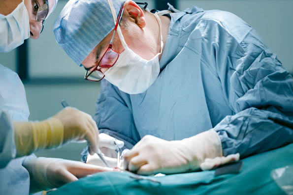 Российские врачи первыми в мире успешно провели трансплантацию печени и легких ребенку