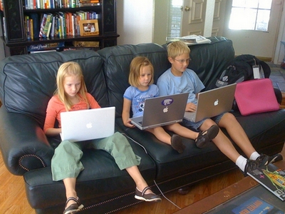 школьники сидят в Интернете круглые сутки