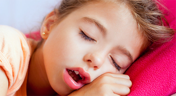 Из-за чего могут пересохнуть и потрескаться губы у ребенка