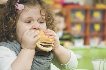 Дети в возрасте до 14 лет страдают от ожирения из за излишка еды