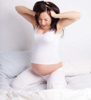 беременным женщинам крайне нежелательно испытывать любые отрицательные переживания 