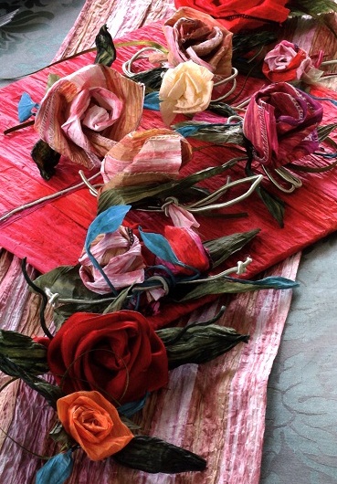 цветы из ткани на столе