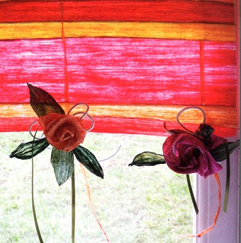 цветы из ткани на шторах